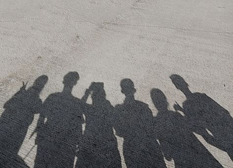 Shadow Poses With Friends, Group Shadow Pic, Friends Shadow Pictures, Friend Group Of 6, Italian Motifs, Fake Best Friends, Friends Group Photo, Group Photo Poses, Dotted Drawings