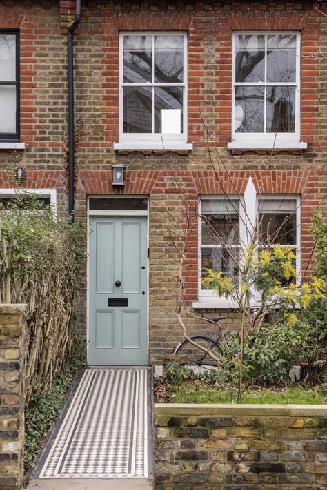 Light and Modern Spaces in a Small Victorian House 22 Edwardian Terrace House Interior, London House Renovation, Modern Terrace House Interiors, The Modern House London, Tiny Terraced House Interior, Small London House, English Terrace House, Mews House Interior, English Terrace House Interior