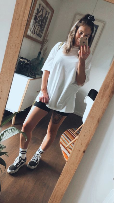 Outfit cómodo sporty Mid Socks Outfit Women, Black Vans Summer Outfit, Vans Socks Outfit Women, Sneakers With Crew Socks, Half Crew Socks Outfit, Vans With Long Socks, Vans Workout Outfit, Vans And Socks Outfits, Mid Socks Outfit