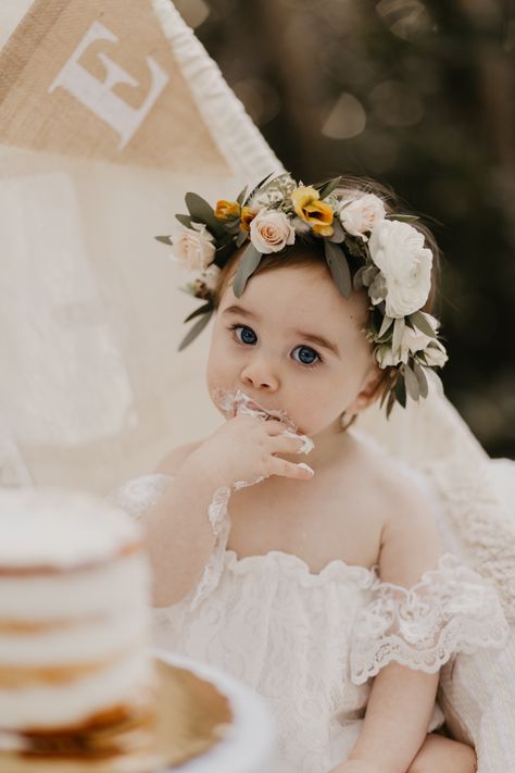 1st Bday Outdoor Photoshoot, Unique 1st Birthday Photo Shoot Ideas, Boho Smash Cake Photoshoot, Wildflower 1st Birthday Photoshoot, Boho One Year Old Photoshoot, Boho Baby Photoshoot, Boho First Birthday Photoshoot, 1st Birthday Photoshoot Outdoor, First Birthday Photo Shoot Ideas