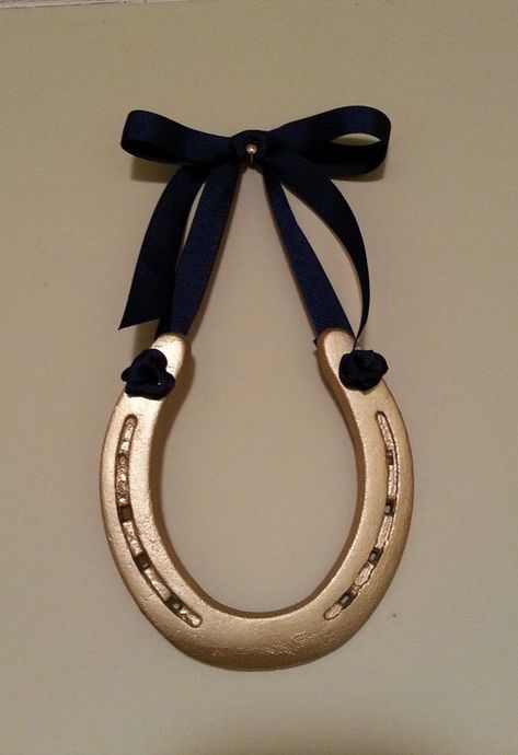 Horseshoe Crafts Projects, Equestrian Design, Horse Room, Horseshoe Projects, Horseshoe Decor, Horseshoe Crafts, Equestrian Decor, Horse Crafts, Horseshoe Art