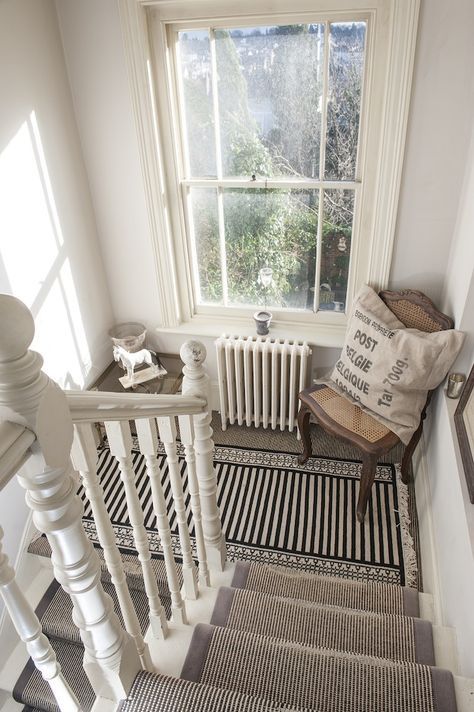 Landing Decor, Landing Ideas, Hallway Inspiration, Victorian Townhouse, Casa Exterior, Victorian Decor, Design Del Prodotto, House Stairs, Staircase Design