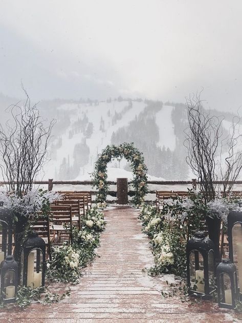 Outdoor Snow Wedding, Beach Winter Wedding, Winter Wedding Decorations Elegant, Winter Snow Wedding, Winter Wedding Outdoor, Snowy Mountain Wedding, Winter Wedding Table Centerpieces, Floral Hedge, Winter Wedding Snow