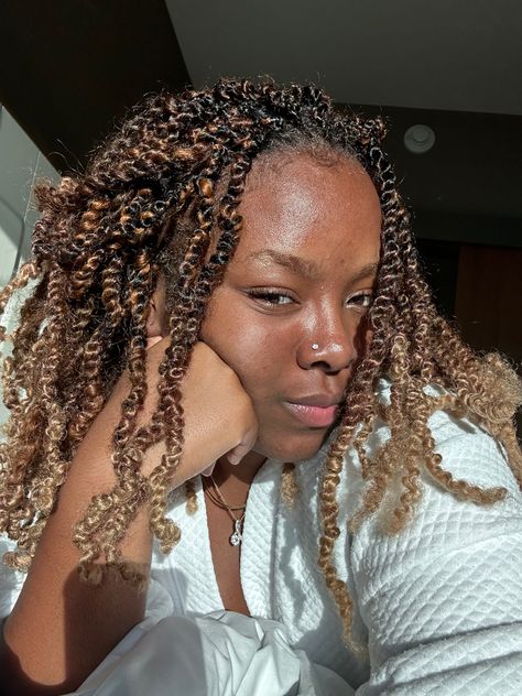 girl in white robe with black brown and blonde mini twists protective hairstyle Ombré Mini Twist, Brown Spring Twists, Blonde Spring Twists, Blonde Mini Twists, Ombre Twist, Spring Twist Hair, Short Twists, Short Ombre, Marley Twists