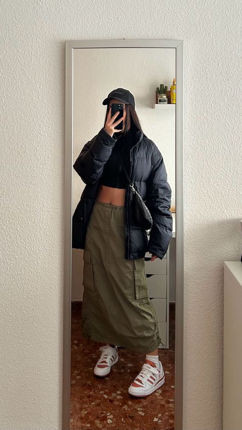 Maxi Skirt Streetwear, Winter Cargo Skirt Outfit, Cargo Skirt Winter Outfit, Utility Skirt Outfit, Kati Core, Long Cargo Skirt Outfit, Aritzia Outfits, Winter Streetwear Outfits, Aritzia Outfit