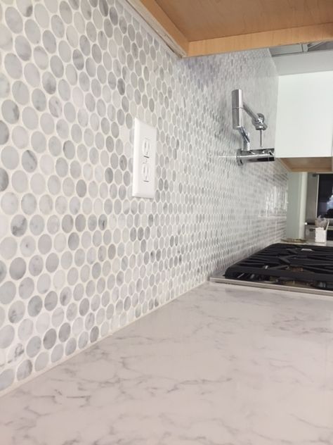 Penny Tile Splash Back Kitchen, Penny Kitchen Backsplash, Circle Backsplash Kitchen, Penny Round Backsplash Kitchen, Penny Tile Backsplash Kitchen, Round Tile Backsplash, Penny Tile Kitchen Backsplash, Penny Tile Kitchen, Penny Tiles Kitchen