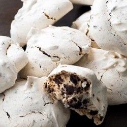 Chocolate Chip Meringue Cookies. Could have some right about now Chocolate Chip Meringue Cookies, Chocolate Meringue Cookies, Passover Recipes Dessert, Meringue Cookie Recipe, Passover Desserts, Spicy Chocolate, Chocolate Meringue, Meringue Recipe, Smitten Kitchen