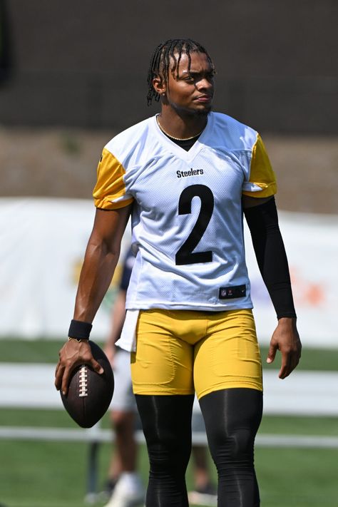 Justin Fields, Nfl Football Players, Nfl Photos, Steeler Nation, Chicago Bears, Pittsburgh Steelers, Nfl Football, Football Players, Pittsburgh