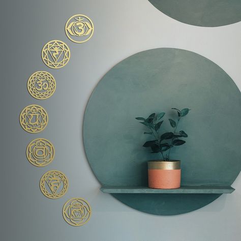 @blissfulcareers - Reiki Room Essentials - Creating your Sanctuary for Reiki Healing - Benable Spiritual Room Aesthetic Bedroom, Chakra Room Decor, Reiki Room Decor, Yoga Room Ideas, Meditation Room Decor Spiritual, Reiki Decor, Healing Room Ideas, 7 Chakra Symbols, Reiki Room Ideas