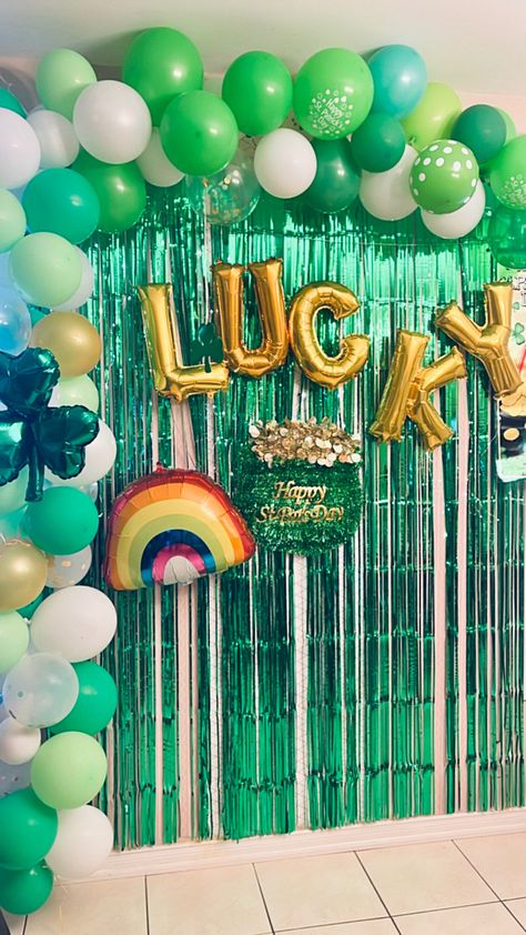 St Patricks Day Backdrop Diy, Lucky Charm Decorations, Lucky Charms Party Decorations, St Patrick’s Day Photo Backdrop, Saint Patrick Day Decorations, St Patrick’s Day Party Decor, St Patrick's Day Photos, Happy Patrick Day, Diy Photo Backdrop