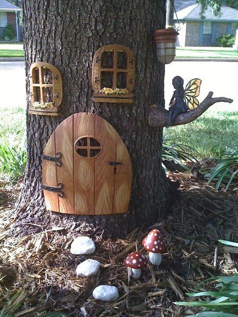 Decorate a tree in the yard as a fairy house.. Garden Ideas Homemade, Funny Vine, Fairy Tree Houses, Fairy Garden Designs, Garden Ideas Cheap, Fairy Tree, Vintage Garden Decor, Fairy Garden Houses, Metal Garden Art