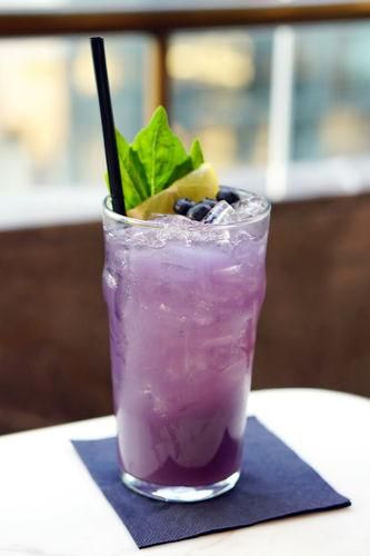 This blueberry and lavender agua fresca is heaven. Aqua Fresca Recipes, Fresca Drinks, Agua Fresca Recipe, Mexican Drinks, High In Fiber, Infused Water Recipes, Menstrual Pain, Absorbent Coasters, Agua Fresca