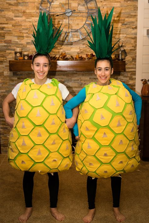 DIY Homemade Pineapple Costume #pineapplecostume Pineapple Diy Costume, Pineapple Halloween Costume, Fruit Costume Diy, Palm Tree Costume, Diy Pineapple Costume, Diy Fruit Costume, Pineapple Costume Diy, Fruit Halloween Costumes, Kpop Halloween Costume