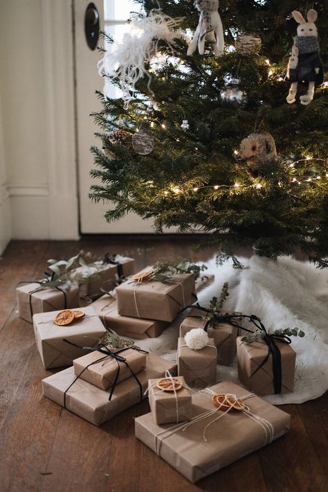 Presents Christmas Aesthetic, Presents Aesthetic Christmas, Classic Christmas Wrapping, Christmas Present Wrapping Aesthetic, Minimal Christmas Wrapping, Minimal Christmas Aesthetic, Minimalist Christmas Wrapping, Modern Christmas Wrapping, Christmas Aesthetic Presents