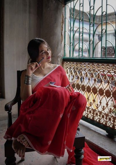 Bengali Culture, Bengali Saree, Designer Store, Saree Poses, Indian Photoshoot, Self Portrait Poses, Saree Photoshoot, Stylish Photo Pose, Red Saree