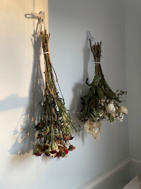 Faria Core, Hanging Flowers On Wall, Dead Flowers On Wall, Hanging Dried Flowers Decor, Dried Flowers Aesthetic, Dried Flower Decor, Flower Room, Dried Florals, Flower Therapy