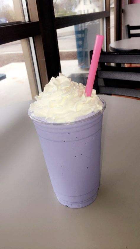 Starbucks Purple Aesthetic, Purple Milkshake, Pop Ice Minuman Aesthetic, Pop Ice Minuman, Purple Smoothie, Green Shakes, Violet Aesthetic, Blue Milk, Food Babe