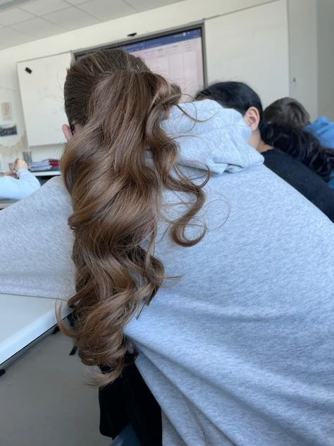 Curled Hair In A Ponytail, Volume Hair Ponytail, Curled Hair In Ponytail, Hair Goals Brunette, Curled Hair For School, Brunette Hair Goals, Curled Hair Ponytail, Golden Hair Highlights, Curled Brunette Hair