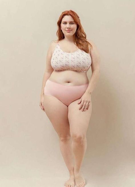 Plus Size Posing, Female Pose Reference, Body Reference Poses, Human Poses Reference, Figure Poses, Plus Size Beauty, Pose Reference Photo, Female Poses, Curvy Girl Fashion