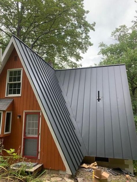 Standing seam roof in charcoal gray A Frame Metal Roof, A Frame Chalet, Diy Metal Roof, Metal Roof Houses, Standing Seam Roof, Metal Roofs, Roofing Ideas, Roof Ideas, Ski Cabin