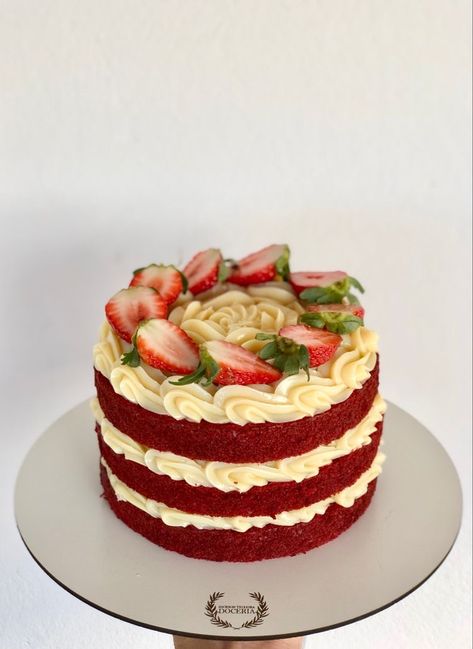 Red Velvet Cake Decoration, Strawberry Birthday Cake, Bolo Red Velvet, Mini Cakes Birthday, Creative Birthday Cakes, Simple Birthday Cake, Pretty Birthday Cakes, Cute Birthday Cakes, Birthday Cake Decorating