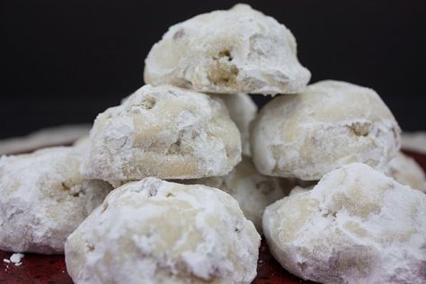 Snowball Christmas Cookies, Butterball Cookies, Cookies Italian, Pecan Snowball Cookies, Cookies With Chocolate Chips, Italian Christmas Cookies, Recipes Italian, Candy Cane Lane, Snowball Cookies