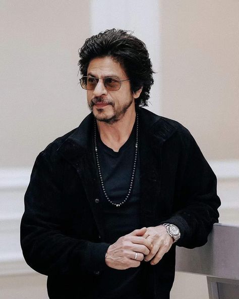 Shah Rukh Khan Wallpapers Iphone, Sharuk Khan Hairstyle, Wallpaper Backgrounds Dark, Shah Rukh Khan Movies, Srk Movies, Backgrounds Dark, King Khan, Bollywood Couples, Ranveer Singh