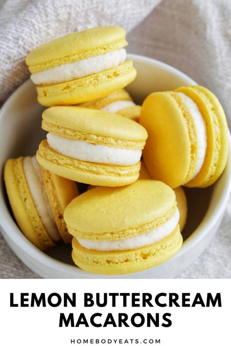 I'm obsessed with these French macarons that are filled with a lemon buttercream. Seriously, these are the best spring macarons. If you've been looking for some delicious citrus macarons, you have to try these lemon macarons. This recipe would also be perfect if you wanted to make some Easter macarons. Macarons Filling Recipe, Spring Macarons, Lemon Macaron Recipe, Lemon Filling Recipe, Easter Macarons, Macaroon Filling, Macaron Ideas, Lemon Macaroons, Macaron Recipes