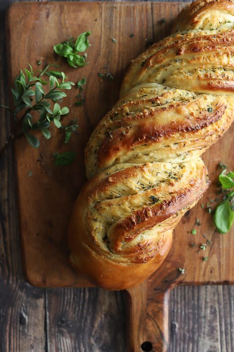 Swirled Garlic Herb and Cheese Bread - Butternut and Sage Garlic Herb And Cheese Bread, Herb And Cheese Bread, Herb Bread, Artisan Bread Recipes, Bread Shaping, Swirled Bread, Garlic Herb, Cheese Bread, Fresh Bread