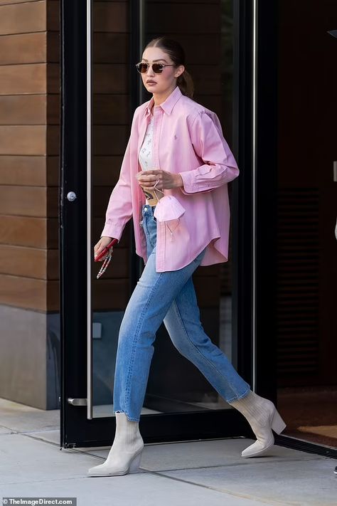 Pink Shirt Outfit, Gigi Hadid Street Style, Gigi Hadid Outfits, Looks Jeans, Skandinavian Fashion, Oxford Shirts, Denim On Denim, Hadid Style, Looks Street Style