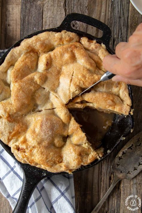 Desserts With Apple Pie Filling, Cast Iron Skillet Apple Pie, Iron Skillet Apple Pie, Skillet Pie, Cast Iron Skillet Recipes Dinner, Skillet Apple Pie, Cowboy Food, Apple Pie Crust, Skillet Desserts