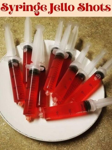 Syringe Jello Shots, Scary Halloween Party Food, Party Food Ideas For Adults, Halloween Food For Adults, Cute Halloween Food, Teen Halloween Party, Halloween Themed Snacks, Halloween Party Food Ideas, Easy Halloween Party Food