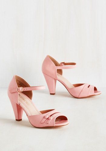 All-Singing All-Prancing Heel in Pink $64.99 AT vintagedancer.com Blush Pink Wedding Shoes, 1950s Fashion Shoes, Chelsea Crew Shoes, Dapper Fashion, 1950s Shoes, 1940s Shoes, Vintage Inspired Shoes, Vintage Style Shoes, Glamour Vintage