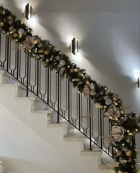 Christmas Stairs Decorations, Christmas Coffee Table Decor, Christmas Stairs, Ideas Habitaciones, Christmas Staircase, Christmas Decor Inspiration, Xmas Deco, Cosy Christmas, Christmas Tree Inspiration