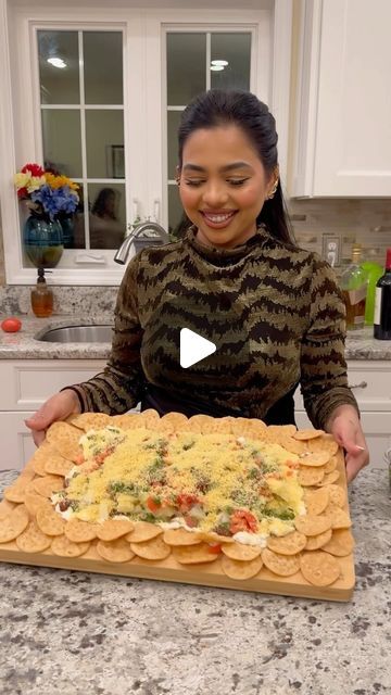 KRIPA JOSHI on Instagram: "Chaat charcuterie board 🥰🫶 This was literally super hit at our party 🙌 Thank you @hemangisanap9 for the idea and preparations!! ❤️❤️" Papdi Chaat Serving Ideas, Indian Chaat Board Decoration, Chaat Party Decoration At Home, Diwali Charcuterie Board Ideas, Chaat Platter Ideas, Chaat Cuterie Board, Indian Food Decoration Ideas, Indian Cheese Board, Indian Snack Board