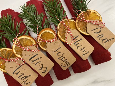 Christmas Place Cards Ideas, Christmas Dinner Party Table Decor Place Settings, Xmas Place Settings, Christmas Table 2022, Christmas Name Cards Place Settings, Diy Christmas Place Settings, Dried Orange Place Setting, Christmas Table Cards, Christmas Wedding Place Settings