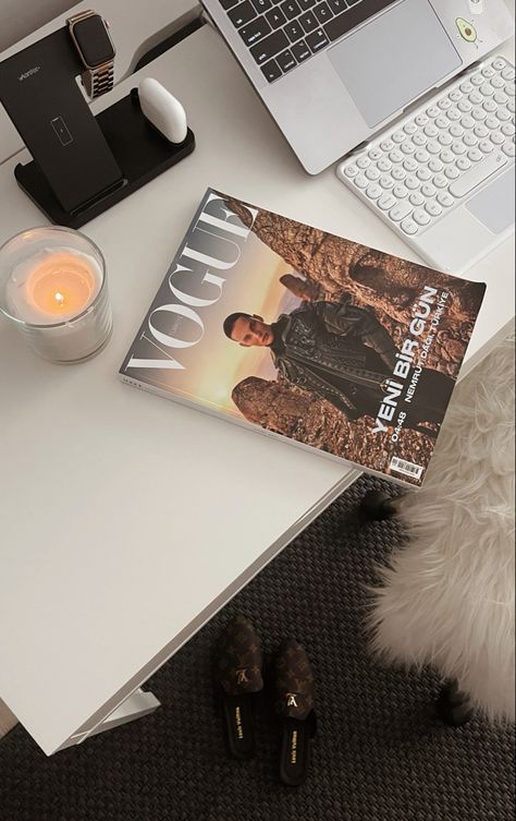 Magazine Editor Aesthetic, Magazines Aesthetic, Aesthetic Ramadan, Cozy Wallpaper, Aesthetic Home Office, Job Goals, Goals 2024, Vogue Home, Ideal Lifestyle