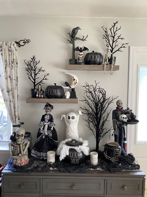 Bookshelves Halloween Decor, Halloween Countertop Decor, Halloween Vinyette, Halloween Decor For Shelves, Goth Halloween Decorations Indoor, Halloween Decorations Shelves, Halloween Coffee Table Decor Ideas, Halloween Shelf Decor Ideas, Halloween Shelf Decor