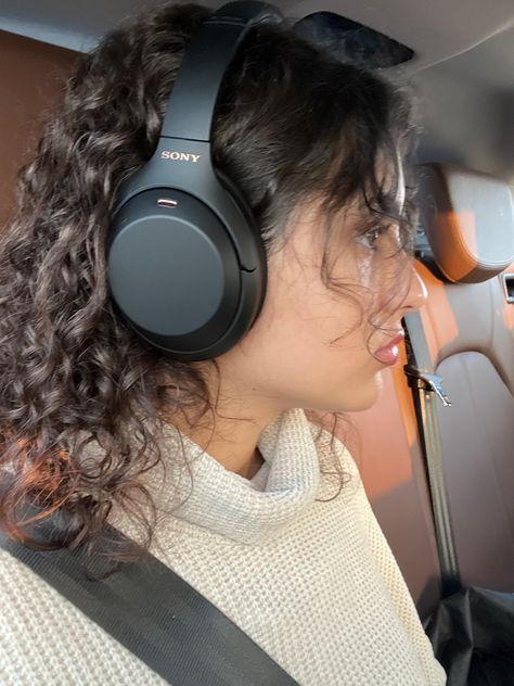 Headphones Curly Hair Aesthetic, Headphones Sony Wh-1000xm4, Sony Xm4 Aesthetic, Sony Headphones Wh1000xm4, Sony Wh 1000 Xm4, Headphones Style, Desk Tech, Sony Xm4, Fashion Headphones