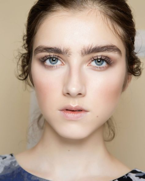 Low Eyebrows, Sims Skins, Room Decor Makeup, Moisturizer Before Makeup, Wedding Make Up Inspiration, Brow Goals, Bushy Brows, Beautiful Wedding Makeup, Bridal Makeup Tips