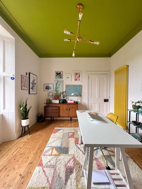 Green And Yellow Home Decor, Olive Green Ceiling, Color Pop Interior Design, House Colour Interior, Rooms With Painted Ceilings, Maximalist Paint Colors, Colored Ceiling Ideas, Painted Ceiling Design, Avocado Green Paint