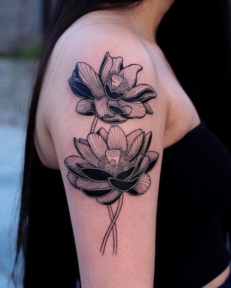 Blackwork Lotus Tattoo, Ornamental Botanical Tattoo, Lotus Tattoo Aesthetic, Lotus Tattoo Sleeve, Lotus Neck Tattoo, Lotus Back Tattoo, Oozy Tattoo, Flower Tattoos Sleeve, South Korean Tattoo