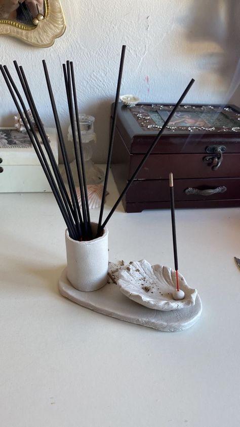 Diy Incense Holder, Beginner Pottery, Diy Air Dry Clay, Ceramic Incense Holder, Sculpture Art Clay, Astuces Diy, Clay Diy Projects, Tanah Liat, Diy Ceramic