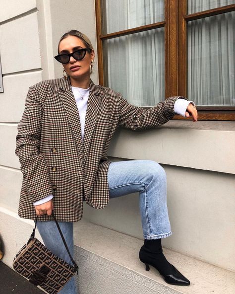 Fendi Mama Baguette Outfit, Checkered Blazer Outfit, Check Blazer Outfit, Outfit Minimalista, Minimalist Moda, Blazer Street Style, Style Anglais, Checkered Blazer, 2024 Outfits