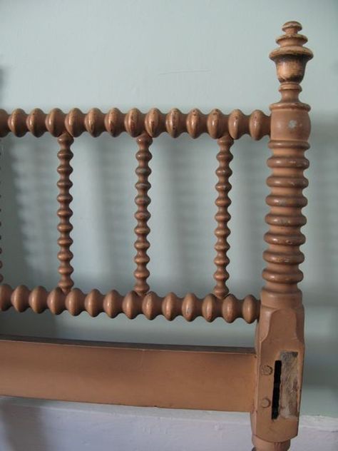 Spool beds were first introduced about 1840. Antique Spindle Bed, Spindle Bed Bedroom, Bedroom Feminine, Best Daybeds, Flowers In The House, Spool Bed, Bed Inspiration, Oak Spindles, Southern Furniture