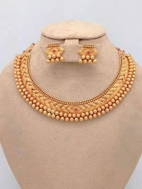 light weight gold necklace, latest gold necklace designs, gold necklace, light weight gold necklace design, necklace design in one tola, gold necklace designs, 1 tola gold necklace design, one tola necklace design, gold necklace design, light weight gold choker necklace designs, latest one tola necklace design, fashion gala #goldnecklace #goldearrings #goldjewellery #1tolaset #lightweightgoldjewellerycollection #goldset #fashiongala Gold Necklace Set Maharashtrian, Hasdi Set Gold, Light Weight Gold Necklace, Indian Gold Necklace Designs, Necklace Set Gold, Unique Gold Jewelry Designs, Indian Choker, Gold Bridal Necklace, Choker Necklace Designs