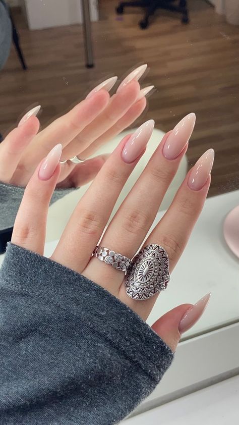 Almond Nude Acrylic Nails, Long Oval Nails, Kardashian Nails, Classy Almond Nails, Manicured Nails, Kutek Disney, Unghie Sfumate, Nagel Tips, Casual Nails