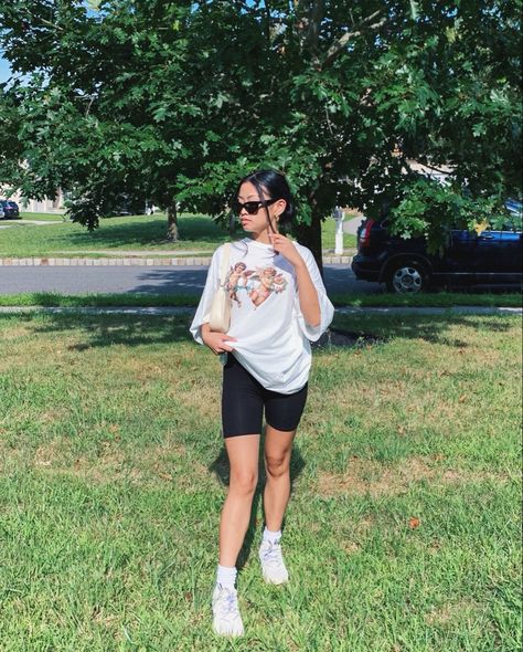 Shorts Poses, Dezi Sunglasses, Dasha Nekrasova, Outfit Pose, Shoulder Bag Outfit, Day Outfit Ideas, Outfit Ideas Fashion, Biker Shorts Outfit, Tshirt Outfit