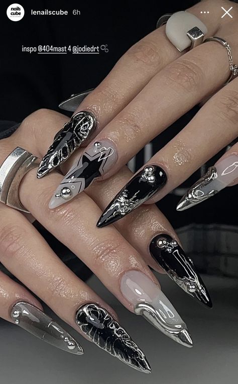 Alt Nails Aesthetic, Stilleto Nails Silver, Dark Glam Nails, Dark Edgy Nails, Trad Goth Nails, Alternative Nail Ideas, Chase Atlantic Nails, Gothic Stiletto Nails, Black Nails Y2k