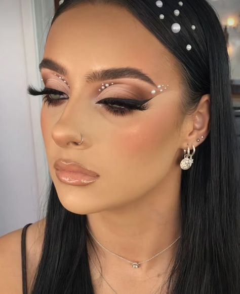 Make Up With Stones And Glitter, Makeup With Zircons, Eye Looks With Rhinestones, Eye Makeup With Pearls, White Eye Makeup Looks, Makeup Looks With Rhinestones, Prom Glam Makeup, Extra Makeup Looks, Makeup Ideas Full Face